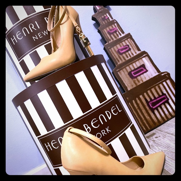 Charming Nude Pumps - Picture 1 of 5